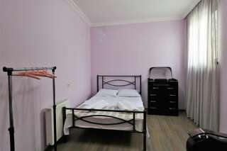 Гостевой дом Yellow House Тбилиси Cемейный номер с собственной ванной комнатой-7