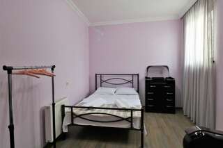 Гостевой дом Yellow House Тбилиси Cемейный номер с собственной ванной комнатой-3